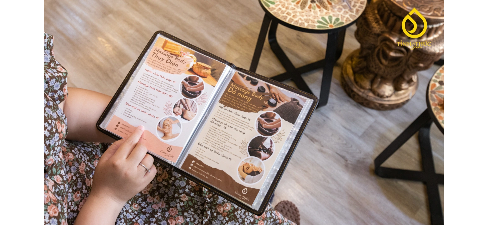 Khách hàng chọn menu dịch vụ tại sảnh đón tiếp Tỉnh Thức Spa Quận 3