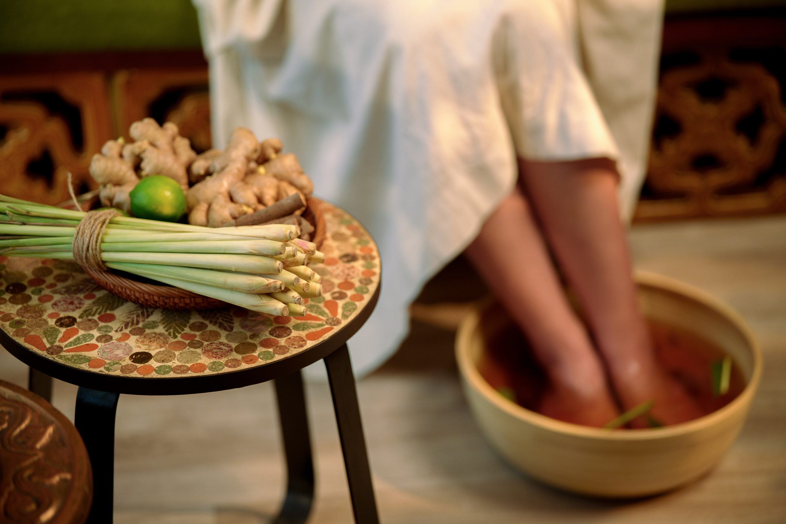 Khách hàng ngâm chân thảo dược tươi tại Tỉnh Thức Spa Quận 3