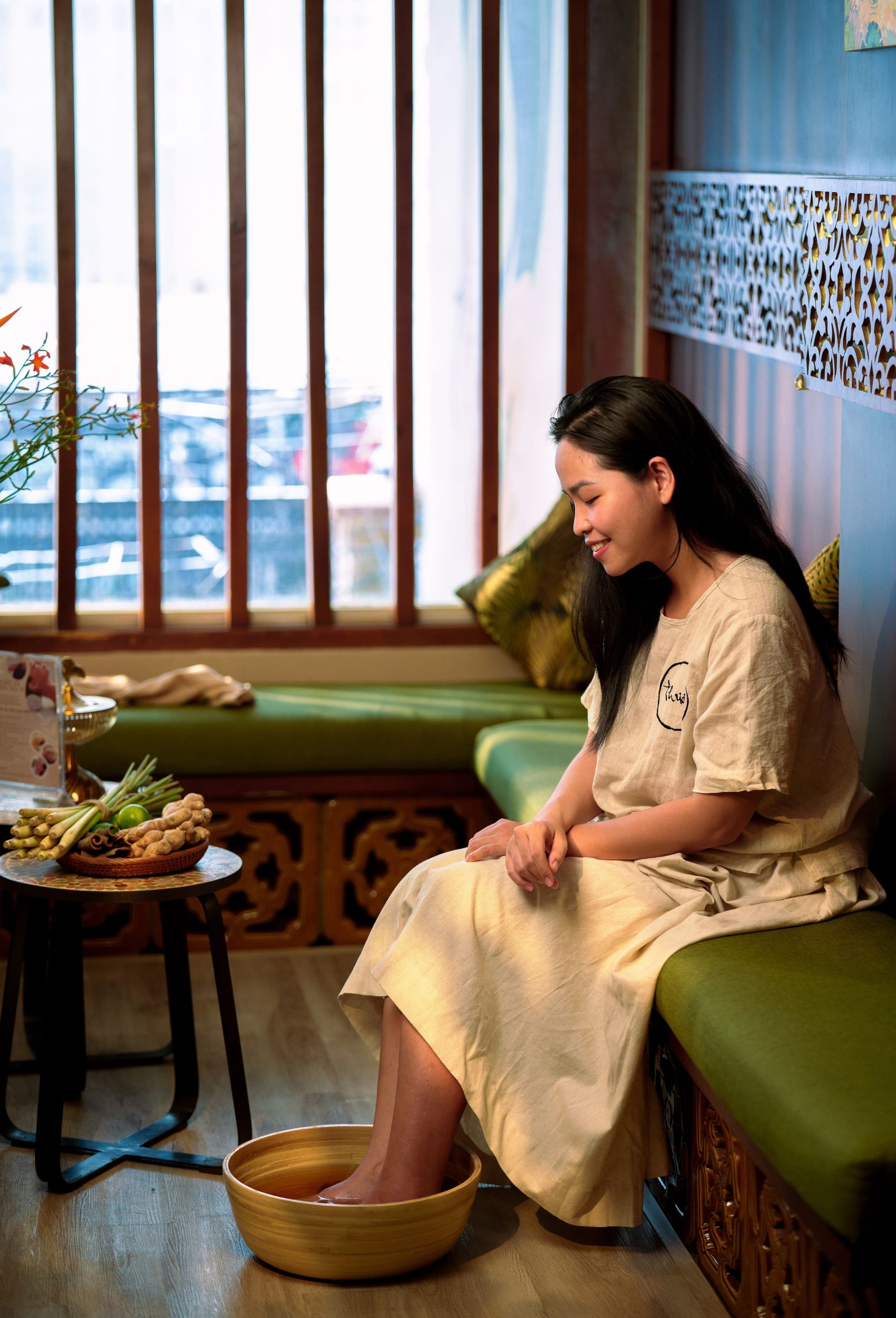 Trải nghiệm ngâm chân nước ấm thảo mộc tự nhiên tại Tỉnh Thức Spa