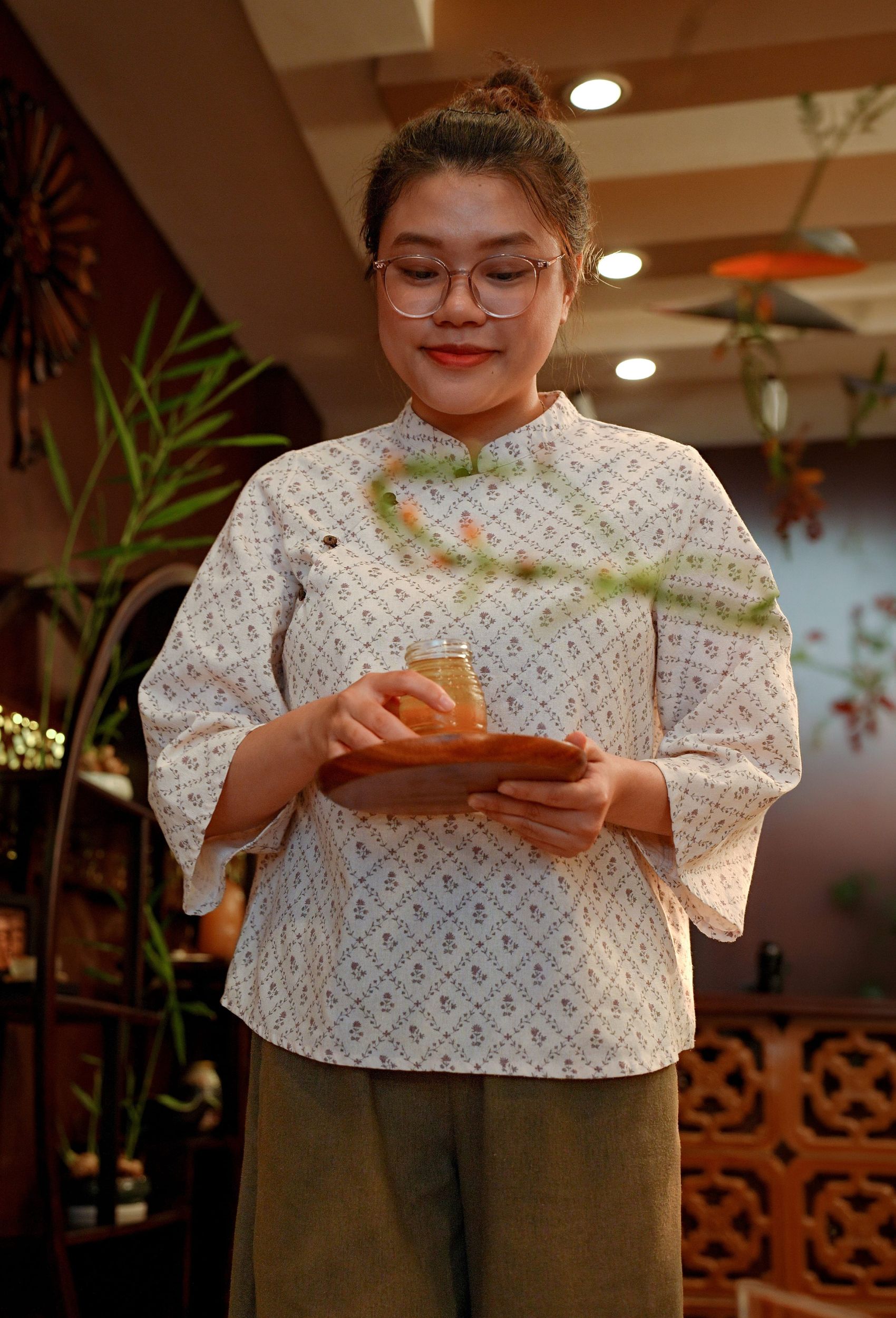 Khách hàng thưởng trà thảo mộc ấm áp tại sảnh đón tiếp Tỉnh Thức Spa