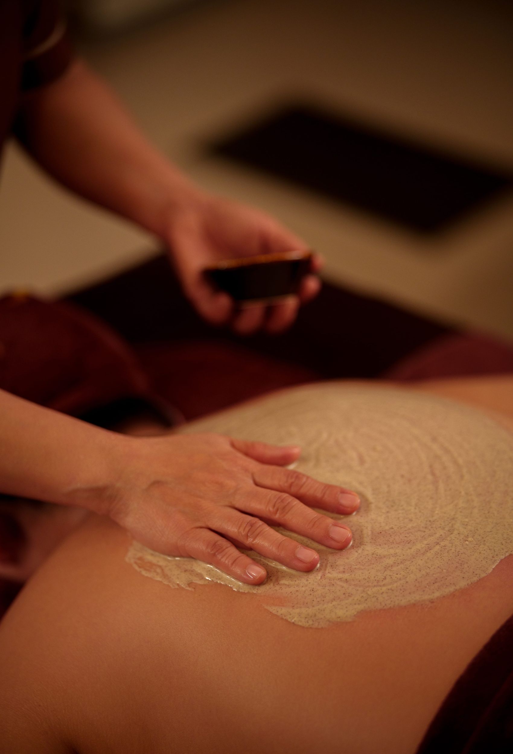 Kỹ thuật viên thực hiện liệu pháp massage với thảo mộc tại Tỉnh Thức Spa