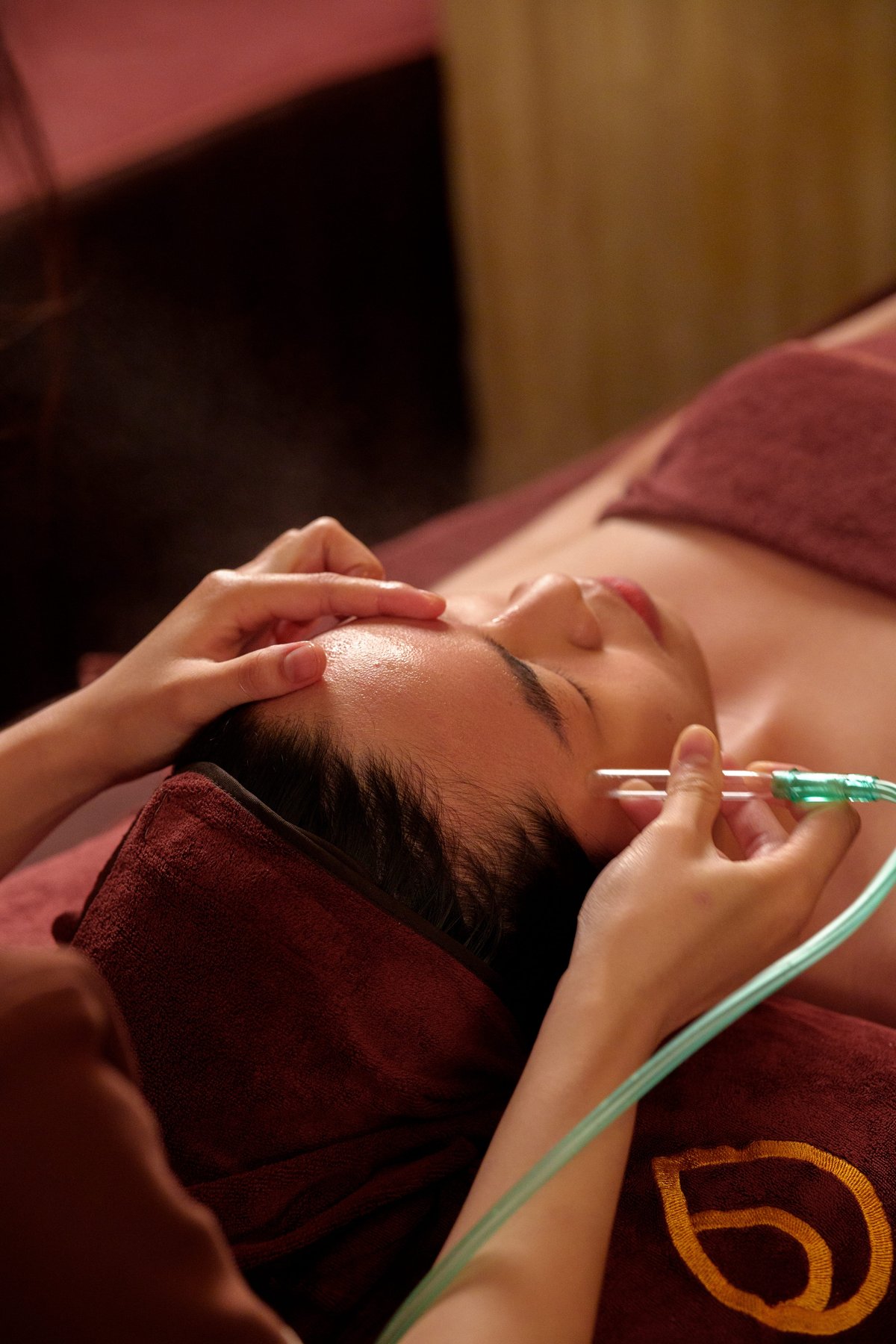 Kỹ thuật viên sử dụng đầu hút chân không chuyên dụng nhẹ nhàng hút sạch bã nhờn và mụn cám