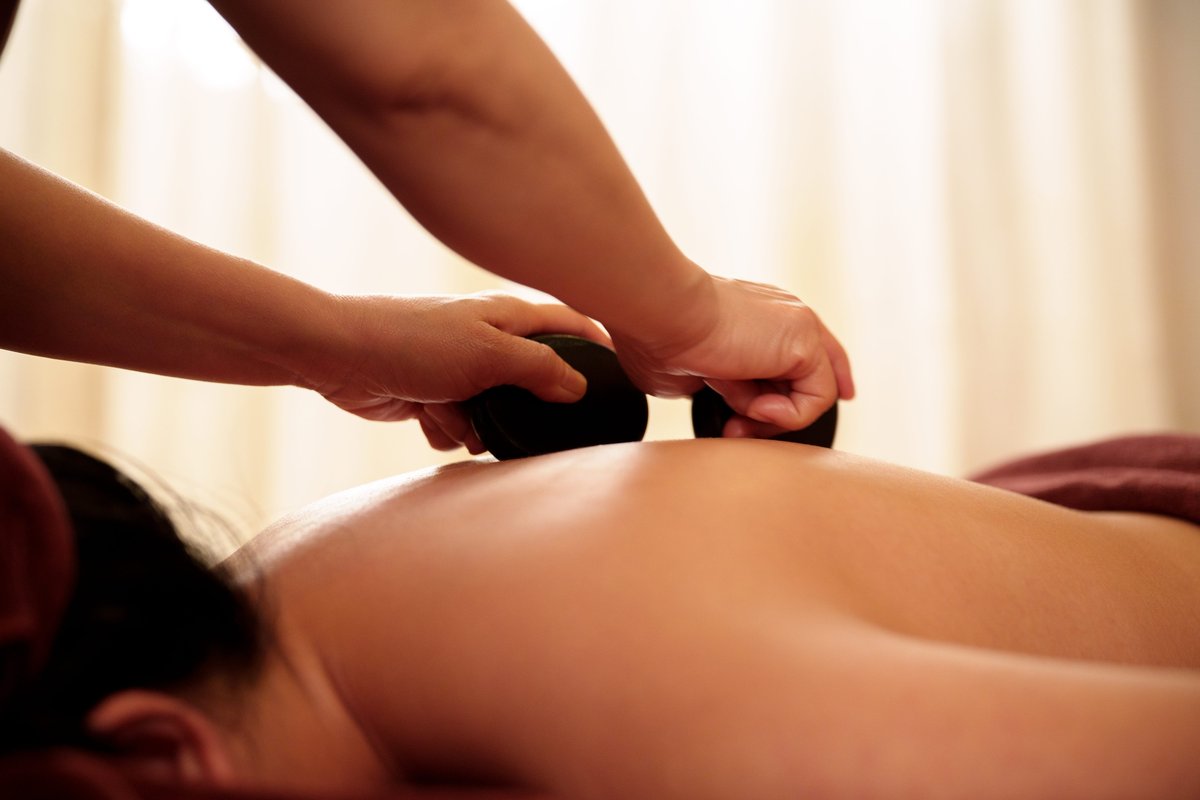 Sử dụng đá nóng bazan núi lửa tự nhiên lướt êm ái trên vùng thắt lưng và eo giúp tán hàn và kích thích lưu thông