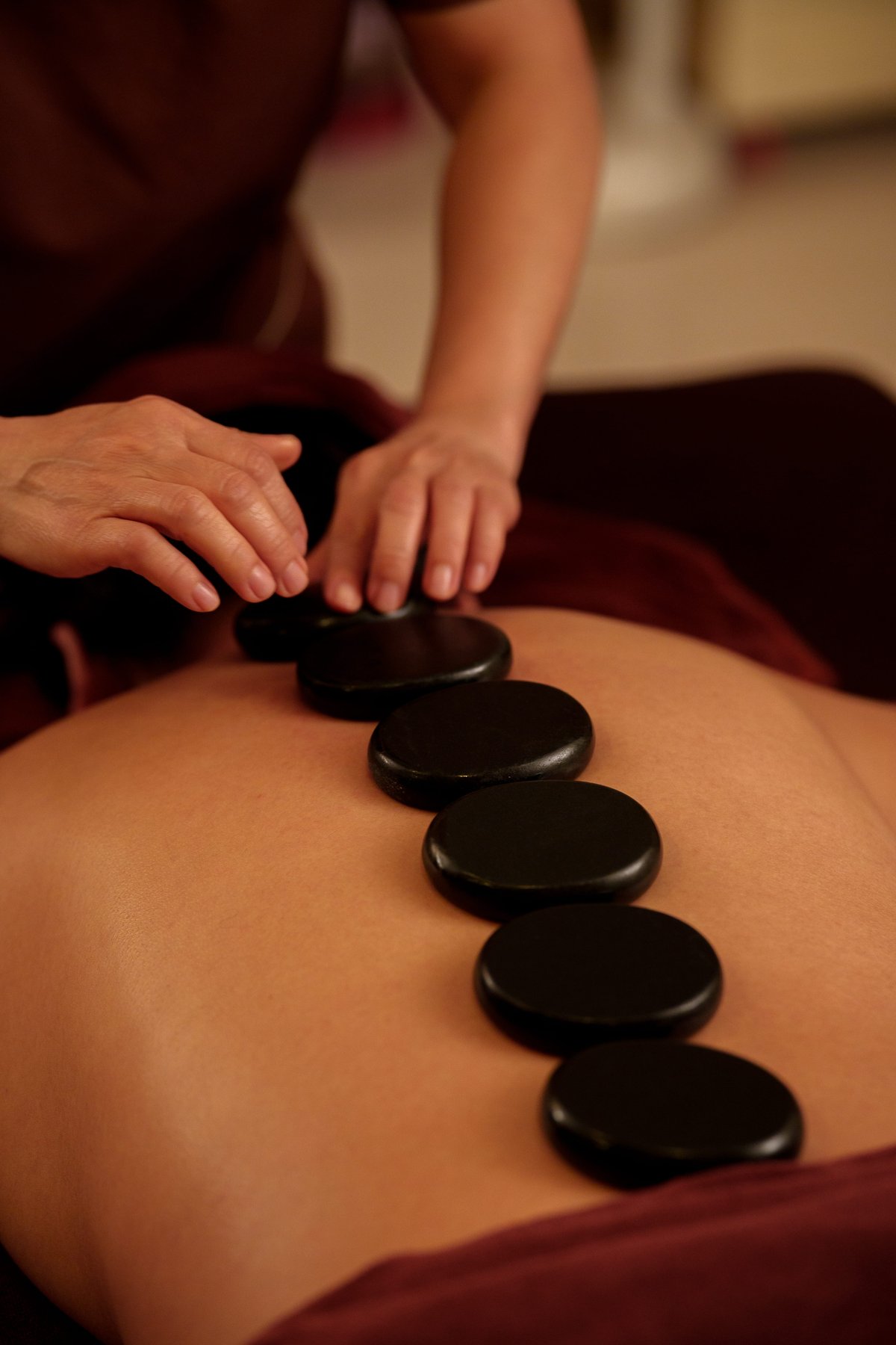 Massage đá bazan núi lửa ấm nóng dọc sống lưng giúp hỗ trợ giấc ngủ sâu cho người trung niên