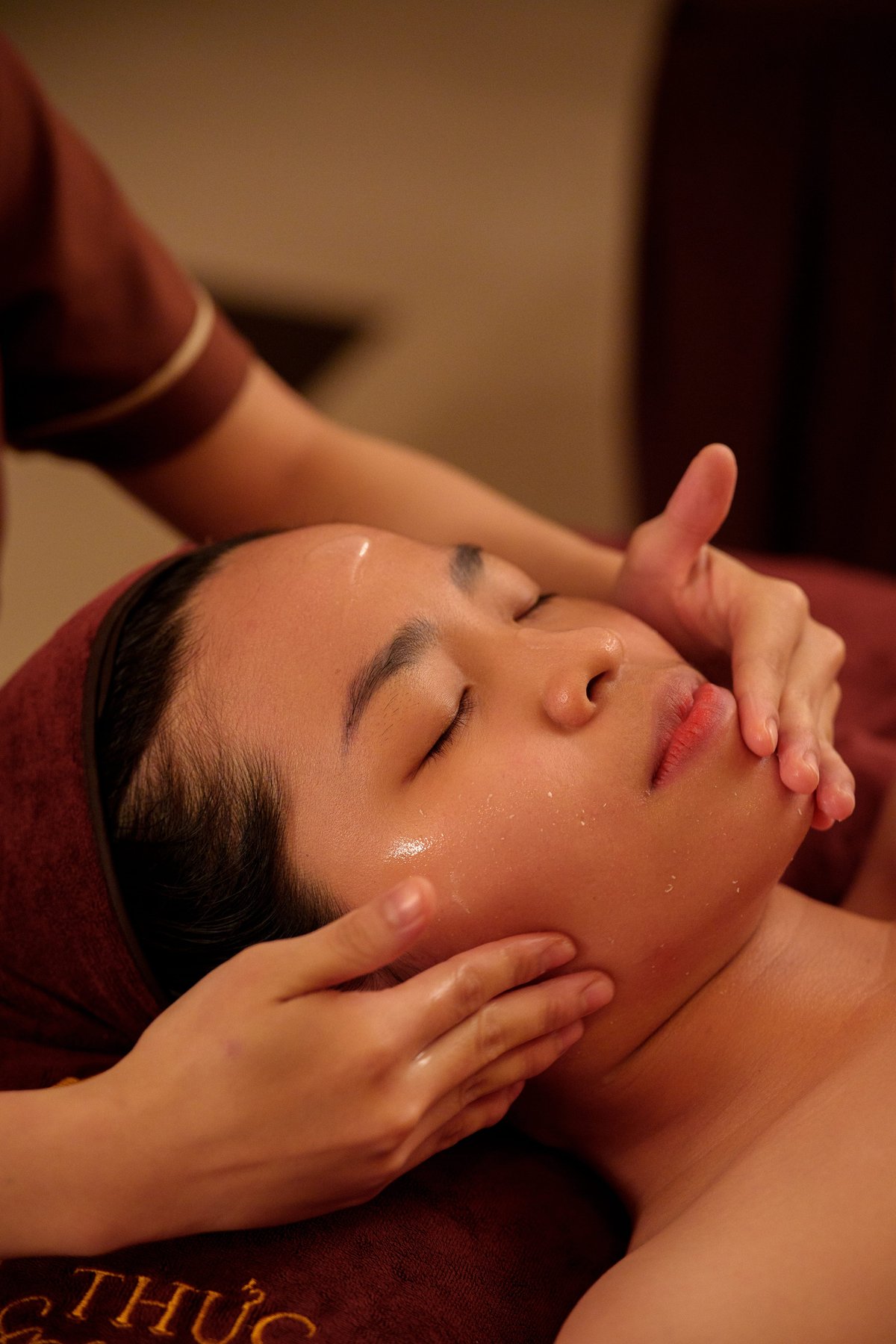 Kỹ thuật viên thực hiện thao tác massage nâng cơ má và trán giúp da săn chắc và thư giãn thần kinh