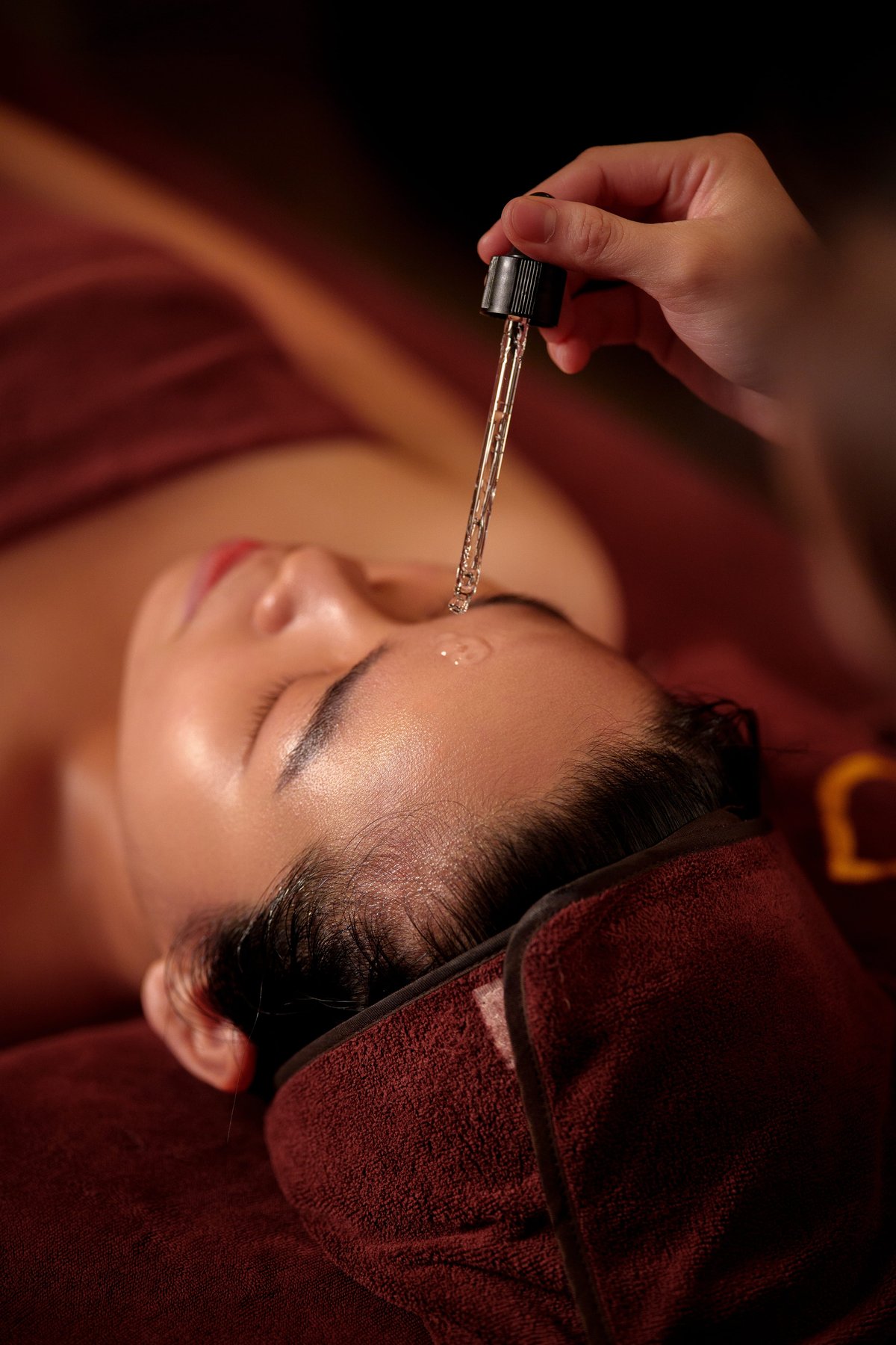 Kỹ thuật viên nhỏ tinh chất dưỡng chuyên sâu cấp ẩm và nuôi dưỡng tế bào da mặt tại Tỉnh Thức Spa